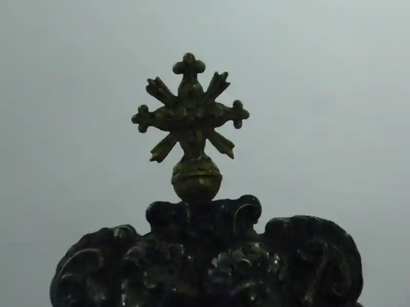 Cross with sun rays on top of a reliquary, Cathedral Museum and The Labyrinth of Porsenna